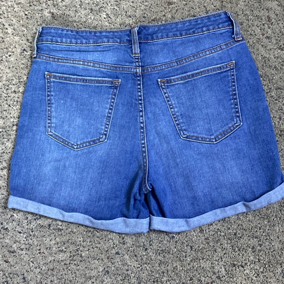 Universal Thread Midrise Boyfriend Distressed Jean Shorts Sz 10 - Picture 4 of 7
